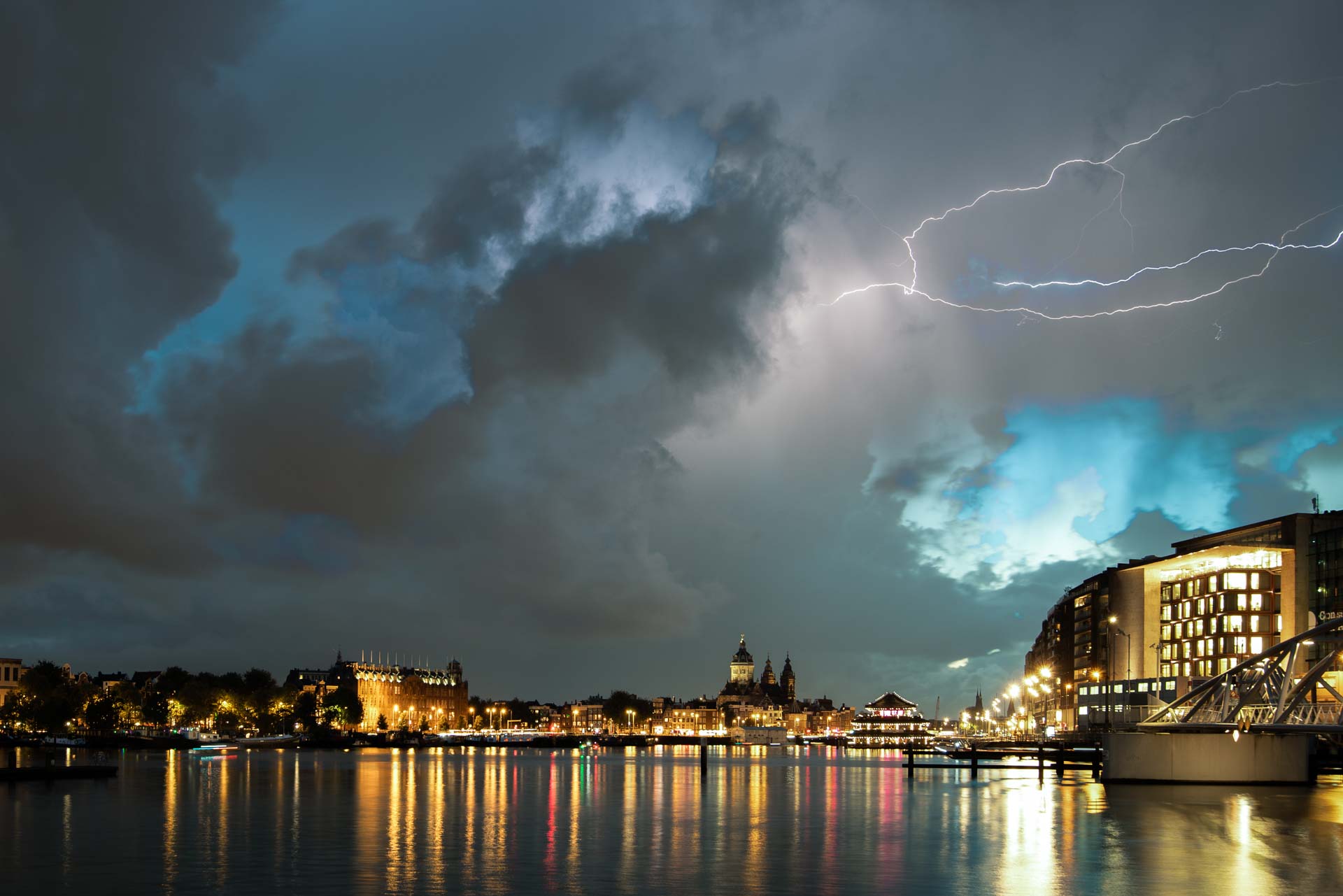 Nachtfotografie Amsterdam bliksem onweer centrum